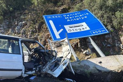 Muğla'da karayolu tabelasına çarpan otomobildeki evli çift yaralandı