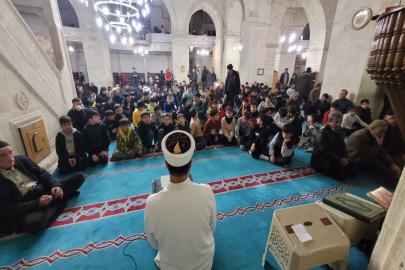 Öğrenciler, öğretmenler ve veliler teravih namazında buluştu