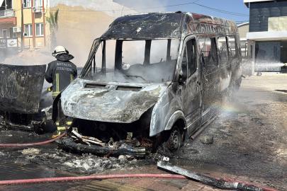 Park halindeki otomobil ve midibüs alev alev yandı