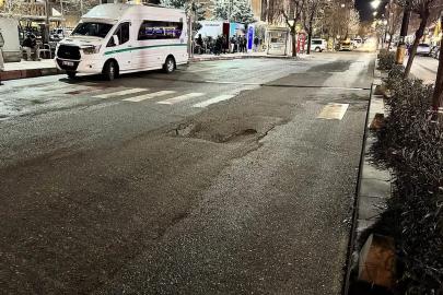 Siirt'te hastane önündeki yol yeniden çöktü