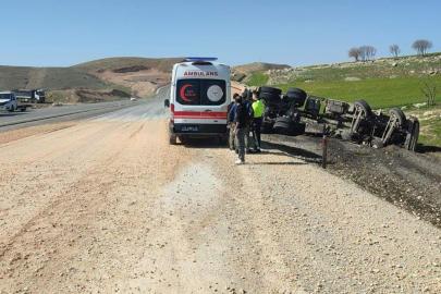 Şırnak'ta mıcır yüklü kamyon devrildi: Bir yaralı