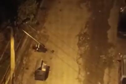 Temizlik personeli işini aksatmadan ibadetini de beraber yapıyor   