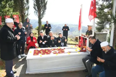 Trabzon'da Başkan Genç’ten Şehit Pilot Gençcelep'in kabrine ziyaret