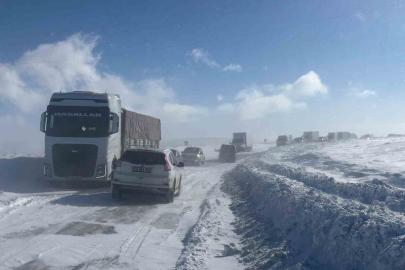 Ulaşıma kar ve tipi engeli