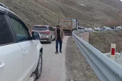 Yüksekova-Van kara yolunda heyelan ulaşımı aksattı