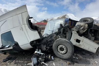 Yüksekova’da İran plakalı tır devrildi: 1 yaralı