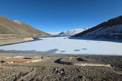 Zernek Barajı’nın buzları çözülmeye başladı