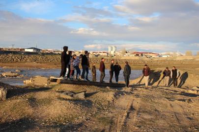 Ağrı'da "ilkel" ulaşım çilesi, mahalleli kendi köprüsünü kendi yapıyor(!)