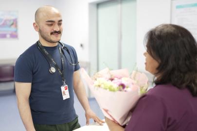 Annesi ile aynı hastanede çalışan hekim oğuldan ebe anneye sürpriz