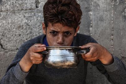 Araştırma: İngiliz medyası Gazze soykırımını aklamaya çalışıyor