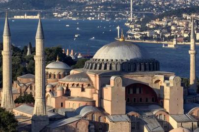 Ayasofya’da Bizans bayrağı açan turistler tutuklandı