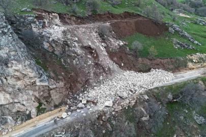 Bingöl’de heyelan yolu kapattı