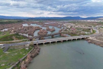 Bingöl’de Murat Nehri’nde debi yükseldi, tarihi köprüyle birlikte eşsiz manzaralar oluştu