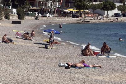 Bodrum'da sıcak havayı fırsat bilenler sahilleri doldurdu
