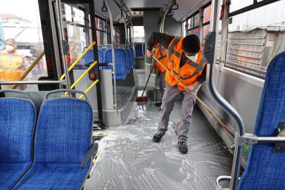 Büyükşehir toplu ulaşım araçlarını temizliyor