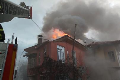 Çatı yangını büyümeden söndürüldü