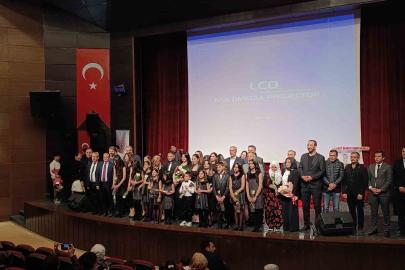 Elazığ’da öğretmen, veli ve öğrencilerden oluşan koro büyük beğeni topladı