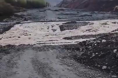 Elazığ’da selden dolayı kapanan yolda çalışma başlatıldı