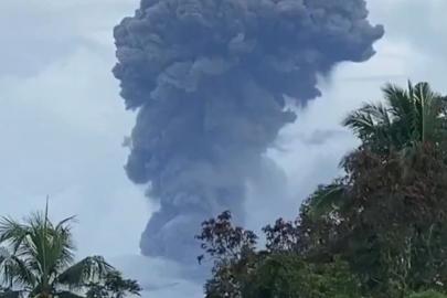 Endonezya'da Semeru Yanardağı yeniden faaliyete geçti