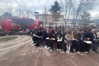 Erzincan’da açık havada kitap okuma etkinliği