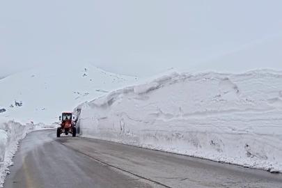 Erzurum’da 2 bin 885 rakımlı zorlu sınav: Palandöken Geçidi’nde kar ve tipi mesaisi