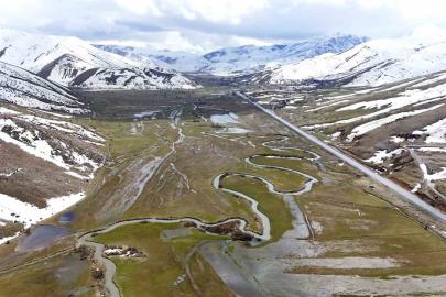 Güzeldere menderesleri baharla birlikte yeniden canlandı