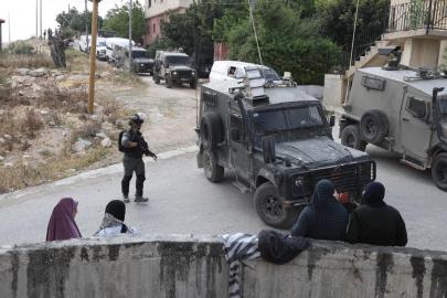 İşgalci İsrail ordusu, Doğu Kudüs'te en az 35 Filistinliyi gözaltına aldı