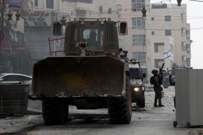 İşgalci İsrail ordusu Kudüs'teki Kalendiya Mülteci Kampı'na baskın düzenleyerek bazı evlere el koydu