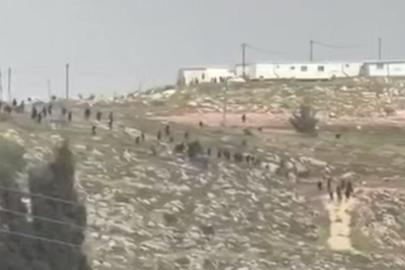 İşgalci İsrailliler, Batı Şeria'da Filistinlilere ve evlerine saldırdı