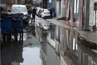 İzmir'de esnaf yağmur çilesine tepki gösteriyor