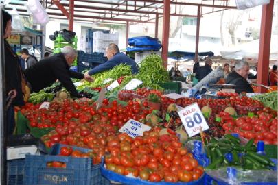 İzmir’de yağışlar pazarcı esnafını etkiledi: İşler yarı yarıya düştü, maliyetler arttı