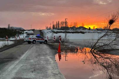 Karayazı’da gölet taştı, yol ulaşıma kapatıldı