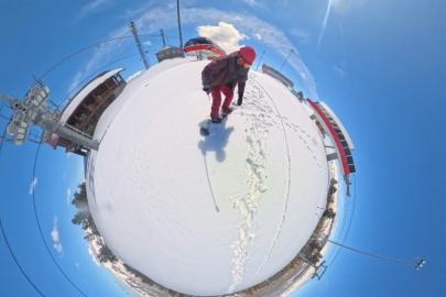 Kars’ta nisanda kar macerası: Zirveye yürüyüp bahar ortasında snowboard yaptılar