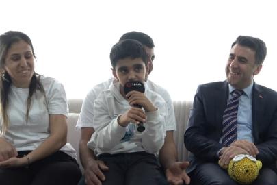 Otizmli Ali İsmail ile  Vali Aygöl’ün diyalogları gülümsetti