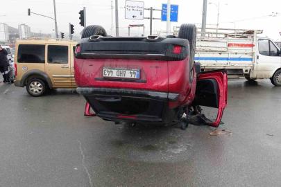 Otomobil ile çarpışan araç ters döndü: 2 yaralı