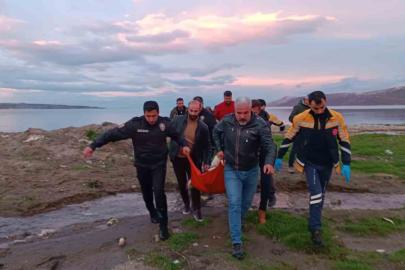 Polisler soğuk havaya aldırış etmeden Van Gölü’ne girip vatandaşı kurtardı