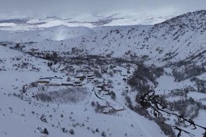 Refahiye’de nisan ayında kar sürprizi