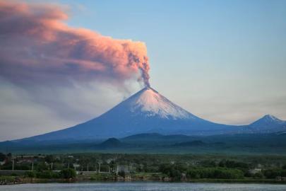 Rusya'daki Şiveluç Yanardağı 11 kilometre yükseğe kül püskürttü