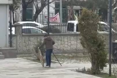 Rüzgârın devirdiği polis çelengini genç yerine koydu