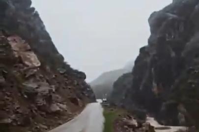 Şemdinli’de dev kaya parçası yolu ulaşıma kapattı