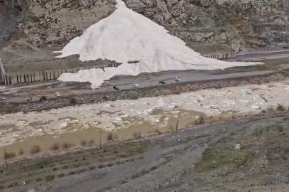 Sümbül Dağı’nda çığ devam ediyor