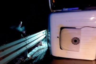 Tır yan yattı, yol trafiğe kapandı: 1 yaralı