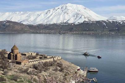Van Gölü’nde sular çekildi, Akdamar’daki iskele yenileniyor