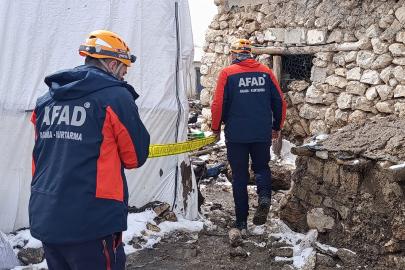 Van’da 5,2 büyüklüğündeki depremde bir ahır çöktü