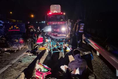 Van'da göçmenleri taşıyan otomobil kaza yaptı: 7 yaralı