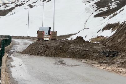 Yüksekova’da heyelan: Pizok yolu 5 gündür tek şerit açık