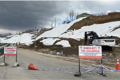 Yüksekova’da heyelan: Trafik 3 gündür tek şeritten sağlanıyor