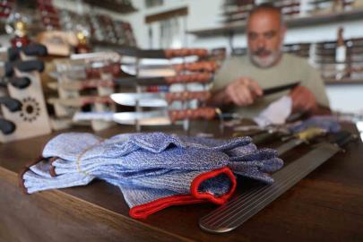 40 yıllık kasap, kesilmez eldiveni bıçakla test ederek acemi kasapları uyardı