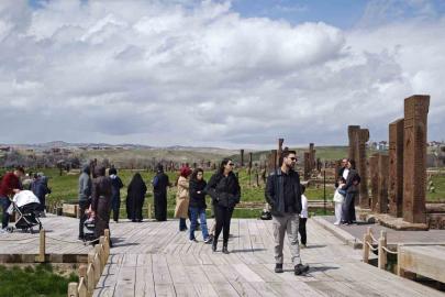 Dünyanın en büyük tarihi İslam mezarlığında ziyaretçi yoğunluğu başladı