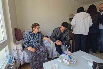 Genç sağlıkçılar ev ev giderek kronik hastaların takibini yapıyor